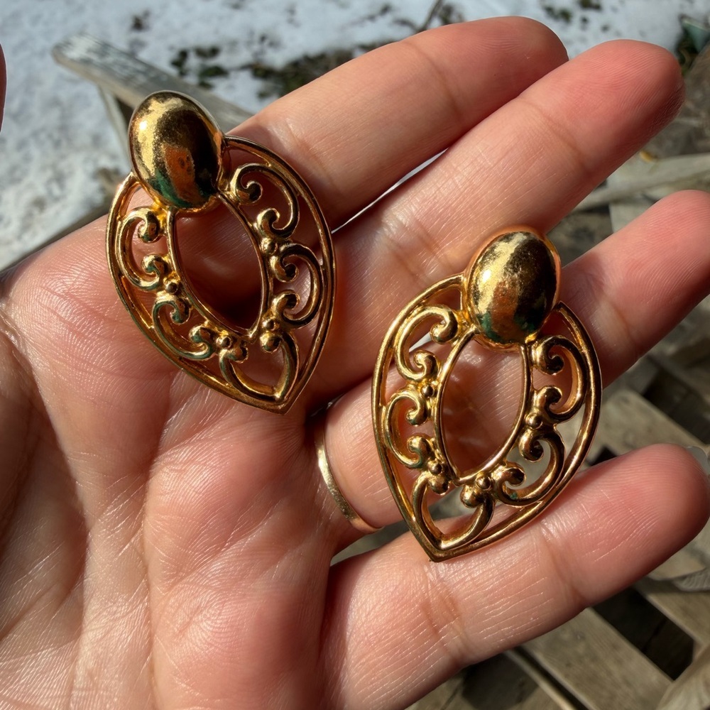 Vintage 1990’s Avon Open Work Gold Tone Earrings